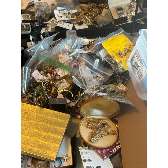 Over 4000 Pieces Costume Jewelry And Branded Jewelry - Picture 12 of 16